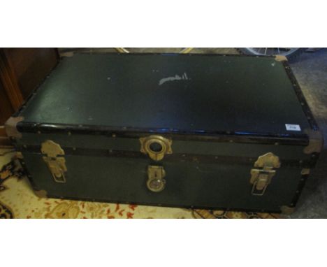 Vintage metal banded steamer type trunk with carrying handles.(B.P. 24% incl. VAT)