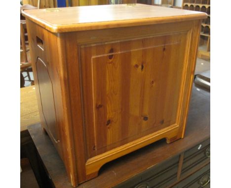 Small modern pine blanket box or trunk with hand holes.(B.P. 24% incl. VAT)