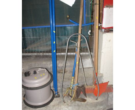 Collection of garden tools and other items, brushes etc.(B.P. 24% incl. VAT)