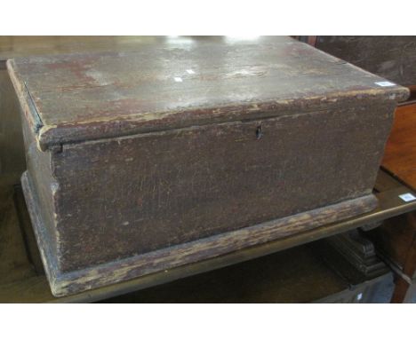 Small rustic and distressed scrumbled pine trunk of rectangular form.(B.P. 24% incl. VAT)