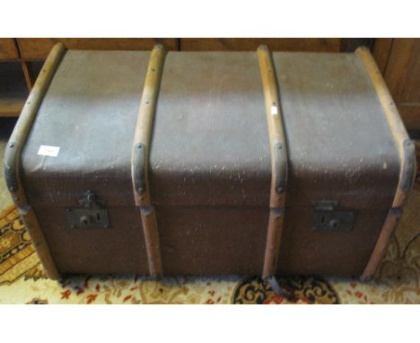 Vintage canvas and wooden banded trunk.(B.P. 24% incl. VAT)