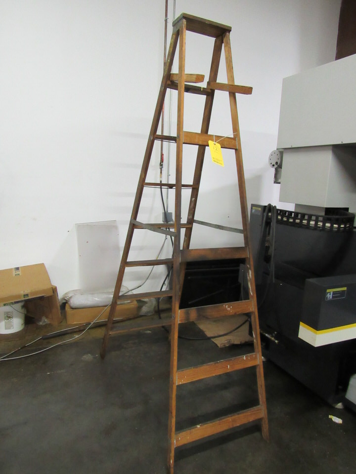 8' Keller Model W28 Wooden Step Ladder