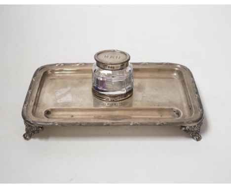 An Edwardian silver rectangular inkstand, with single mounted glass well, George Howson, Sheffield, 1903/5, 20cm, base, 11oz.