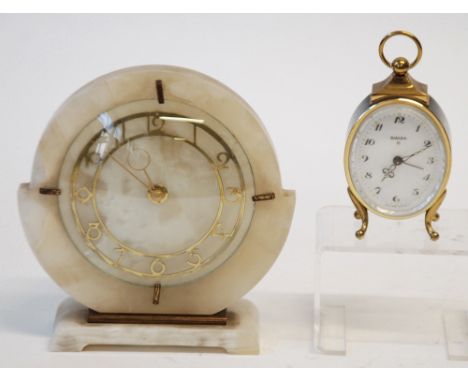 ART DECO VARIEGATED WHITE MARBLE MANTEL CLOCK OF CIRCULAR DISH FORM, keywind movement and with gilt metal Arabic numerals, 6 