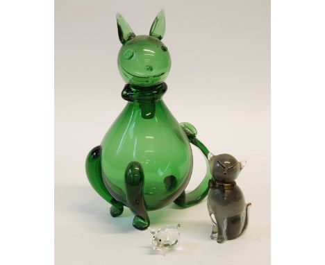 EARLY TWENTIETH CENTURY GREEN STUDIO GLASS CLARET JUG, IN THE FORM OF A SEATED CAT, the front paws and tail forming the suppo