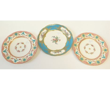 AN EARLY 18TH CENTURY SÈVRES PORCELAIN CABINET OR DESSERT PLATE PAINTED TO CENTRE WITH FLORAL BOUQUET, THREE SHAPED OVAL RESE