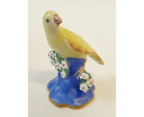 A CHAMBERLAINS, WORCESTER MODEL OF A YELLOW BIRD, 2½"(6.4cm) high, circa 1830