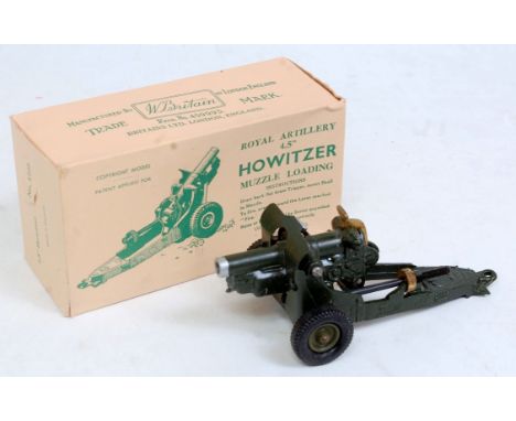 A Britains No. 1725 Royal Artillery 4.5" howitzer comprising green body with green hubs, sold in the original all-card box wi
