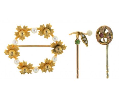 A CULTURED PEARL AND 9CT GOLD BROOCH, 30 MM DIAM, BIRMINGHAM 1975, A GEM SET GOLD STICK PIN, 54 MM L, UNMARKED, 4.5G AND A GE