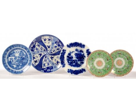 A PAIR OF CANTON FAMILLE ROSE PLATES WITH CENTRAL GILT SHOU CHARACTER, 21CM D, LATE 19TH C, A BLUE PRINTED PEARLWARE WILLOW P