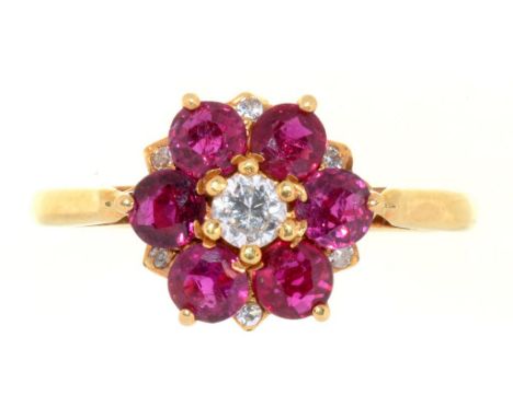 A DIAMOND AND RUBY CLUSTER RING IN 18CT GOLD, LONDON 1976, 3.5G, SIZE K++GOOD CONDITION