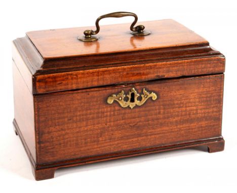 A GEORGE III MAHOGANY TEA CADDY, 24CM L, C1780, LACKS FITTINGS