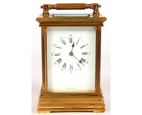 A FRENCH BRASS CARRIAGE CLOCK, RETAINING THE ORIGINAL SILVERED PLATFORM ESCAPEMENT, IN ANGLAISE CASE, 14CM H EXCLUDING HANDLE