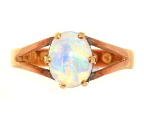 A VICTORIAN OPAL RING IN 18CT GOLD, BIRMINGHAM 1882, 1.5G, SIZE M ½++OPAL INTERNALLY CRACKED