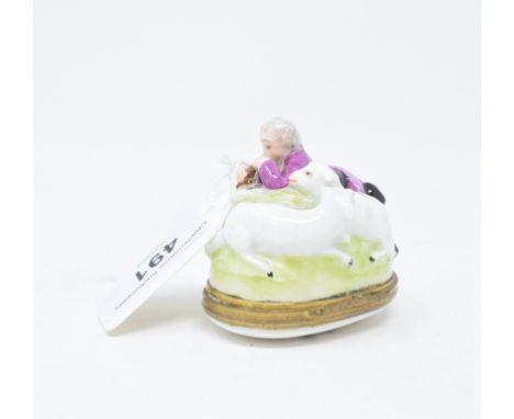 A porcelain box, decorated a shepherd playing a lute, 5.5 cm high 