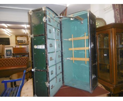 GREEN METAL BOUND COMPACTUM TRUNK
