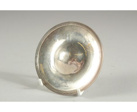 A GEORGE III SILVER CIRCULAR IRISH WINE FUNNEL STAND. 3.75ins diameter.  Dublin 1834.  Maker R. J.