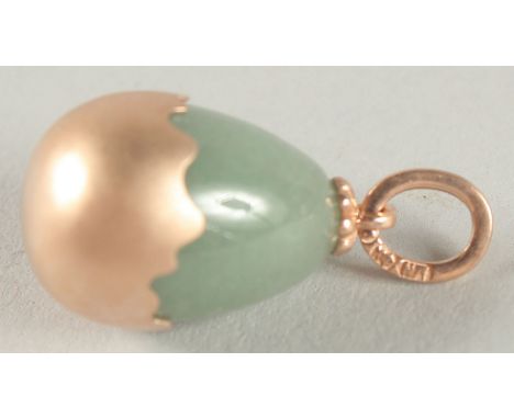 A RUSSIAN 14CT GOLD JADE EGG PENDANT.