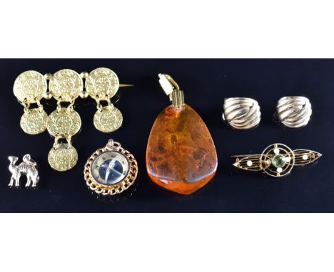 Edwardian 9ct gold brooch set with a peridot and seed pearls (2.4g), 9ct gold compass charm, a pair of 14k gold earrings (1.1
