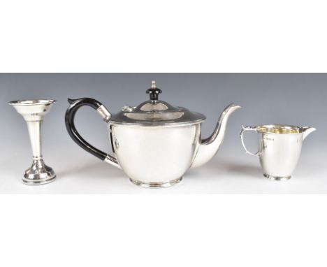 Elizabeth II hallmarked silver teapot and milk jug, London 1977 maker J T Deeley Ltd, length of teapot 24.5cm together with a