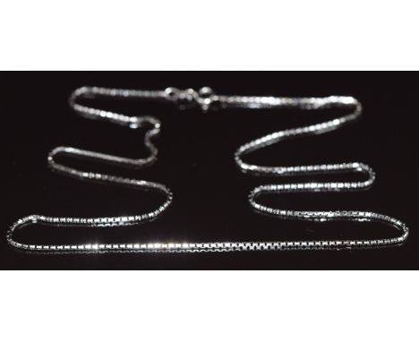 An 18ct white gold necklace / chain made up of rectangular links, 3.9g&nbsp;