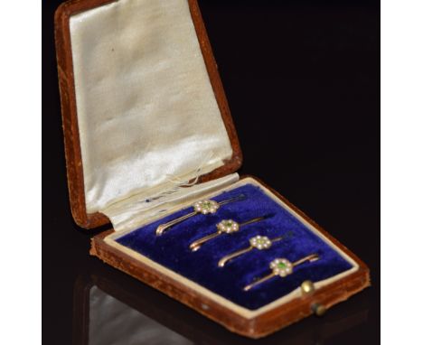 Edwardian set of blouse brooches/buttons set with peridot and seed pearls, in original box, 4.6g&nbsp;
