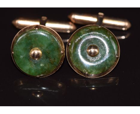 A pair of 14k gold cufflinks set with nephrite jade, 6.3g&nbsp;