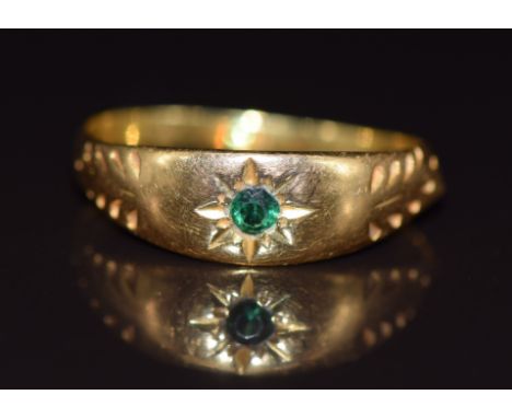 An 18ct gold ring set with diopside, 2.6g, size M