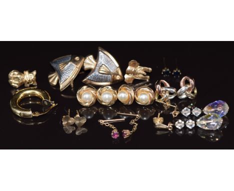 Eight pairs of 9ct gold earrings including faux pearls, fish, cats, knots, crystal, ruby, etc, 5g&nbsp;