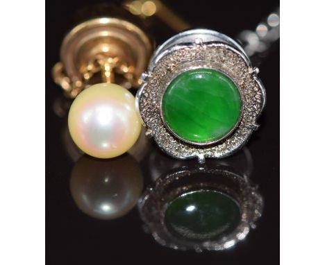 An 18k white gold tie pin set with jade (3.5g) and a 9ct gold tie pin set with a pearl, 1.6g