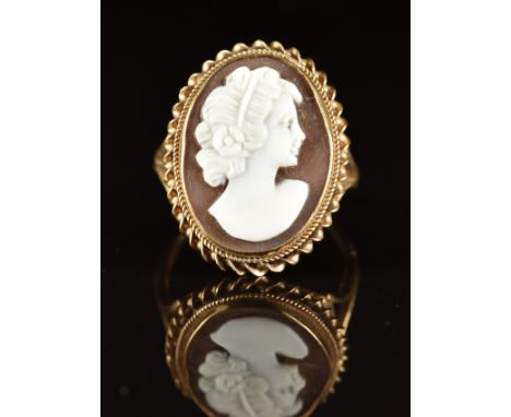 A 9ct gold ring set with a cameo with rope twist border, 4g, size R