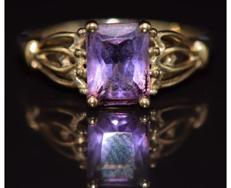 A 9k gold ring set with an amethyst, size L, 1.8g&nbsp;