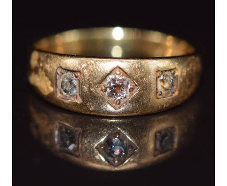 A c1920 18ct gold ring set with three old cut diamonds, 3g, size K