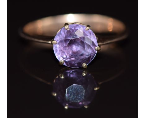 A 15ct gold ring set with a synthetic colour change purple sapphire, 2.5g, size M/N