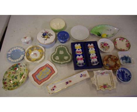 Quantity of various ceramics to include 8 Aynsley place card holders, 8 English dishes, 2 Wedgwood jasperware pieces, 2 Engli