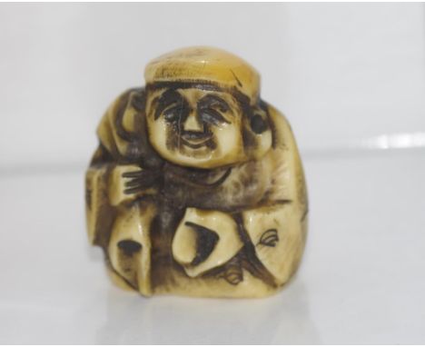 Antique ivory netsuke of figure of a man height: approx 4cm. NB this item may not be exported.