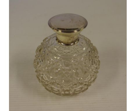 Sterling silver perfume bottle hallmarked Birmingham 1913, 11 cm high approx.