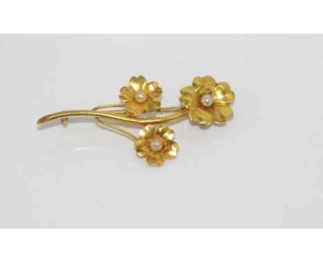Vintage 15ct yellow gold and pearl flower brooch weight: approx 2 grams