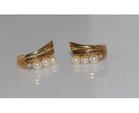 Delicate 9ct gold, pearl and diamond earrings weight: approx 2.3 grams