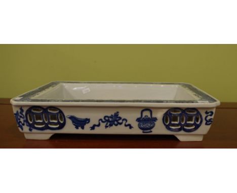 Chinese blue & white footed planter bowl in willow pattern, 40 x 28cm
