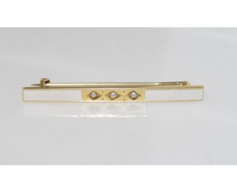 14ct yellow gold, white enamel & pearl brooch weight: approx 4.3 grams