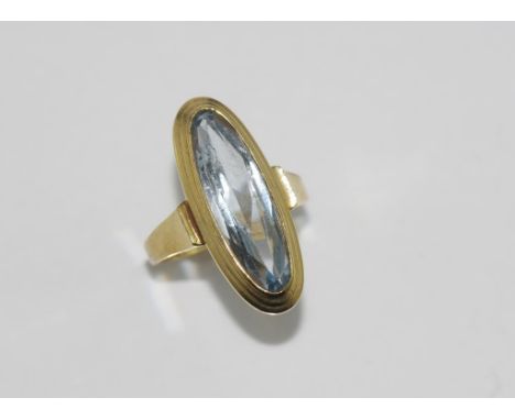 9ct yellow gold and aquamarine ring weight: approx 3.5 grams, size: K/5