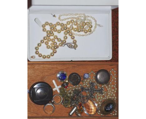 Cigar box of various jewellery including silver and another box with a faux pearl and a rice pearl necklace