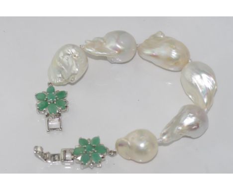 Emerald and baroque pearl bracelet set in silver