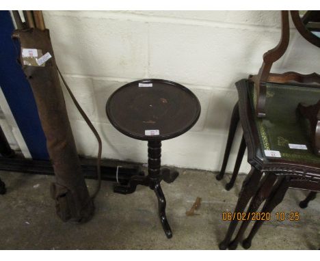 REPRODUCTION MAHOGANY WINE TABLE WITH BOBBIN TURNED COLUMN ON A TRIPOD BASE