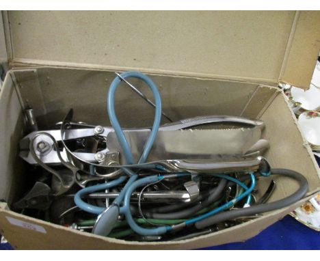 BOX CONTAINING ASSORTED VINTAGE SURGEONS TOOLS, STETHOSCOPES, SAWS ETC