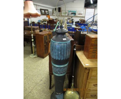 RETRO RESIN FLOOR LAMP WITH FANNED DETAIL