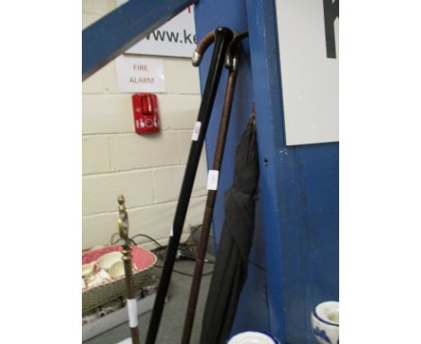 EBONY WALKING CANE TOGETHER WITH A FURTHER UMBRELLA AND A SILVER TIPPED WALKING STICK (3)