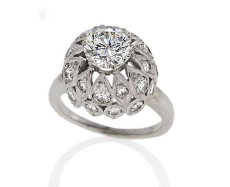   DIAMANT-RING. DIAMANT-RING.  Deutschland. Um 1970.   750/- Weißgold, Punze, Gesamtgewicht: ca. 8,5 g. EU-RM: 55. 1 Brillant
