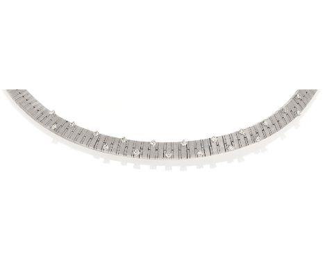   DIAMANT-COLLIER. DIAMANT-COLLIER.  Deutschland. Um 1970.   750/- Weißgold, Punze, Gesamtgewicht: ca. 83,0 g. Länge 45,0 cm.